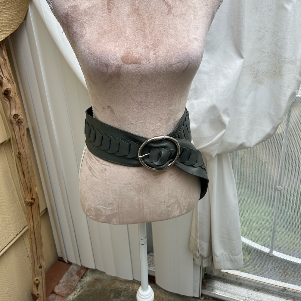 Vintage-80’s Gray Leather Wide Belt Silver Buckle